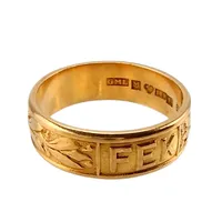 Ring, 18K guld, mönstrad dekor (examensring FEK), Ø16¾ mm, bredd 5,6 mm, gravyr Vikt: 4,8 g