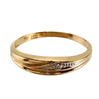 Ring, 18K guld, Diamant 1 x 0,005ct, tillverkarstämpel CCC, Ø16½ mm, bredd 1,5 - 3,7 mm, fint skick Vikt: 1,1 g