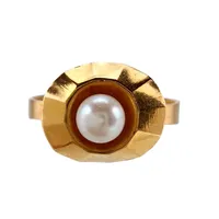 Ring, 18K guld, odlad sötvattenspärla, Ø17,0 mm, bredd 4-9,5 mm, bruksmärken/slitage  Vikt: 1,7 g