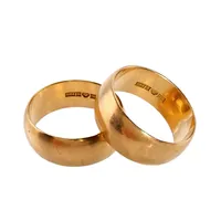 Ringar, 2 stycken, 18K guld, slät modell, Ø18½ mm, bredd 7,8 mm, bruksmärken, gravyr Vikt: 16,4 g