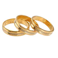 Ringar, 3 stycken, 18K guld, fasetterad dekor, Ø17½-19½ mm, bredd 4,2-4,6 mm, bruksmärken, gravyr  Vikt: 12,1 g