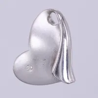 Hänge Hjärta med vit sten, Guldfynd, längd ca 21mm, bredd ca 10-16mm, silver 925/1000 Vikt: 5,2 g