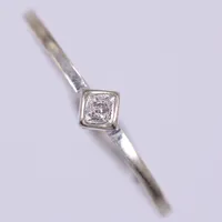 Ring med diamant 1x ca 0,005ct stl 18¼, bredd ca 1,1-4mm, vitguld 18K  Vikt: 1,3 g