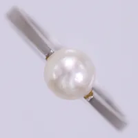 Ring med odlad pärla, Bo Cedstam Guldsmed, stl 15¼, bredd ca 2,1-5mm, vitguld 18K Vikt: 1,4 g