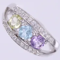 Ring med färgade stenar, Guldfynd, stl 19¼, bredd ca 2,5-10,7mm, silver 925/1000 Vikt: 5,7 g