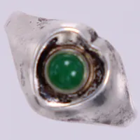 Ring med grön sten, Alton, stl 16, bredd ca 2-10,6mm, silver 830/1000 Vikt: 1,6 g