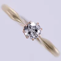 Ring med diamant 1 x ca 0,35ct, piqué, stl 19, bredd ca 1,5-5,2mm, 14K  Vikt: 1,8 g