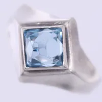 Ring med blå sten, stl ca 16½, bredd ca 3,3-14,5mm, något bucklig, silver  Vikt: 3,4 g