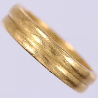 Ring, stl 18¼, bredd ca 4,8-5,1mm, gravyr, 23K Vikt: 8,3 g