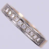 Ring med vita stenar, Schöttle & Co HWM, stl 17½, bredd ca 3,6mm, små nagg på stenar, 18K  Vikt: 3,7 g