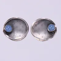 Ett par örhängen med blå stenar, längd ca 18mm, bredd ca 19,9mm, clips, silver 835/1000 Vikt: 6,9 g