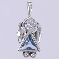 Hänge Ängel med vit och blå sten, Guldfynd, längd ca 21mm, bredd ca 1,9-9,8mm, silver 925/1000 Vikt: 1,1 g