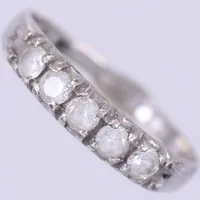 Ring med vita stenar, stl ca 17½, bredd ca 1,6-4mm, silver 835/1000 Vikt: 1,7 g