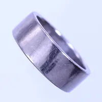 Ring, stl 17¾, bredd 6mm, vitguld, repig, 18K Vikt: 11,7 g