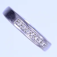 En ring med diamanter, totalt 7 x 0,02ct, stl ca 18¾, bredd 4mm, gravyr, 18K  Vikt: 4,9 g