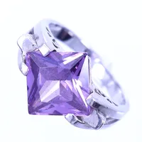 En ring med lila sten, stl ca 18½, bredd 2-13mm, silver 925/1000 Vikt: 4,9 g