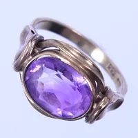 En ring med lila sten, stl ca 17¾, bredd 2-11mm, 9K Vikt: 3,7 g