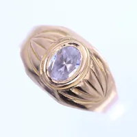 En ring med vit sten, stl 16¾3-10mm, defekt skena, 21K Vikt: 2,3 g