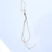 Udda örhängen med hängande detaljer, 11cm, 18K Vikt: 1,8 g