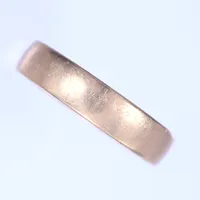 Ring, slät, stl 20, bredd 4mm, repig, 18K Vikt: 6,5 g