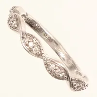 Ring med diamanter 18 x ca 0,05ct, stl 15¼, bredd ca 3mm, Safira, gravyr, 18K Vikt: 2,9 g