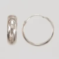 Ett par örhängen, Ø ca 17mm, bredd 4,6mm, SJ Silver 830/1000    Vikt: 0,9 g