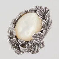 Ring, stl 18¾, rikt organiskt dekor med pärlemor liknande sten, ca 26 x 37mm, Silver 925/1000  Vikt: 15,4 g