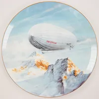 Minnestallrik motiv av The Graf Zeppelin, Ø 27cm, Coalport nr 698 av 2500, certifikat, original ask, trasig Skickas med paket.
