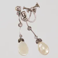Ett par örhängen, längd 40mm, ojämnheter, pärla saknas, silver Vikt: 3,5 g