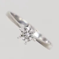 Solitär ring, briljantslipad diamant ca 0,38ct ca W/SI enligt gravyr, stl 18¼, höjd 8mm, bredd 2,2mm, Ø ca 7mm, vitguld 18K  Vikt: 2,3 g