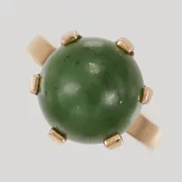 Ring, cabochonslipad grön sten, möjligen jade, stl 16½, Ø ca 14mm, bredd 2,8mm, HE Stigbert år 1968, gulguld 18K  Vikt: 4,7 g