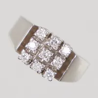 Klackring, briljantslipade diamanter 9x totalt ca 0,28ctv enligt gravyr, stl 14½, fattning ca 7,8mm, skena ca 2,7 - 7,7mm, vitguld 18K   Vikt: 3,3 g