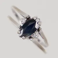 Ring, stl 18½, vändbar modell, diamanter 4x ca 0,01ct + 2 färgade stenar, fattning 9 - 9,7mm, höjd 9,3mm, vitguld 14K  Vikt: 3,9 g