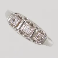 Ring, diamanter 3x totalt 0,14ctv enligt gravyr, stl 18¼, bredd 1,7 - 6,3mm, sliten skick, vitguld 18K Vikt: 3,8 g