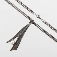 Collier med hänge, hänget stämplat, kedjans längd 37 cm, hängets 7 cm, vitmetall.