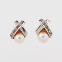 Parörhängen vitguld med pärlor och diamanter, höjd 11 mm, 18 k, vikt 1.6 gram + 2 st lås i metall medföljer. Vikt: 1,6 g