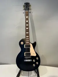 Elgitarr, Gibson Les Paul, USA 2011, serienr:130010330, något nötta kanter och baksida, mjukt originalfodral. Skickas med Bussgods eller PostNord