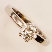 Ring, briljantslipad diamant 0,71ct, kvalitet D/VS2 enligt HRD certifikat 2017, Ø16, bredd:6mm, vitguld 18K 4,1g.