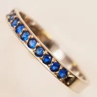 Ring, Ø18½, bredd:3mm, blå stenar, vitguld, 18K 3,1g.