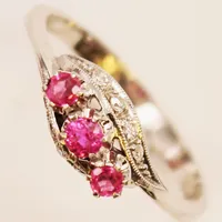 Ring, diamanter totalt ca 0,12ctv, rubiner, Ø18½, bredd:7mm, 18K 3,1g.