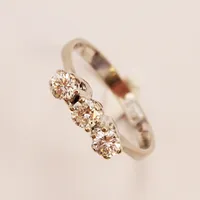 Ring, 3x diamanter totalt 0,51ctv enligt gravyr, kvalitet ca VS/W(H), Ø16½, bredd:4mm, vitguld 18K 2,5g.