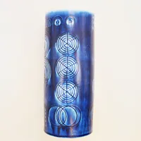 Vas, ur serien Sarek för Rörstrand, blå dekor, formgivare Olle Alberius, höjd ca 22cm, bredd ca 9cm, handmålad. 