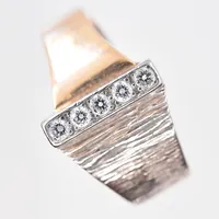 Ring med diamanter 0,15ctv, stl 19¼, bredd 6-12 mm, gulguld/vitguld, 18K. Vikt: 13,7 g