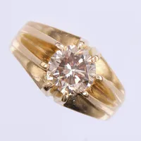 Ring med Diamant ca 2,45ct S-T/VS, stl: 20, bredd: 5,2-12,5mm, diamant något lös i fattning, 18K Vikt: 14,9 g