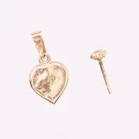 Ett hänge hjärta samt ett udda örhänge (saknar snurrebuss), defekt/bucklor, 18K. Vikt: 0,9 g