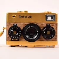 Kamera, Rollei 35 gold, med tessar 3,5/40, guldpläterad, Jubileumsutgåva 1970-71, Tyskland, ej numrerad, mjukt fodral,  smärre slitage, någon fläck utvändigt.  