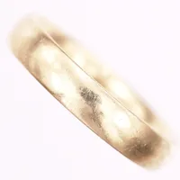 Ring, slät, gravyr, stl: 17¼, bredd 4mm,  gravyr, 18K guld Vikt: 5 g