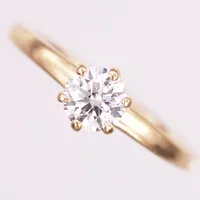 Ring med briljantslipad diamant 0,60ct, kvalitet ca TW(F)/VS1, EX/EX/VG, vikt samt kvalitet enligt cert från GIA, lasergraverad rondist med nummer 6332598602, stl: 16½, engelska stämplar från Birmingham, gravyr, 18K guld Vikt: 3,1 g