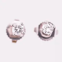 Ett par örhängen, briljantslipade diamanter, 2 x ca 0,12ct, kvalitet ca TW-W(G-H)/SI2-P1, stift, 18K vitguld  Vikt: 1 g