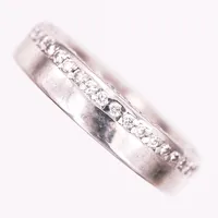 Ring med briljantslipade diamanter 80 x ca 0,01ct, kvalitet ca TW-W(G-H)/VS-SI, 2 stenar med nagg, stl: 16¼, platina Vikt: 11,7 g